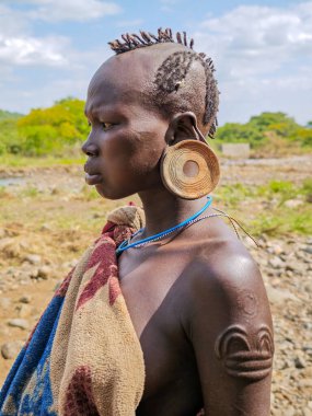 Kibish, Etiyopya - 12 Ağustos 2025: Etiyopya 'daki Kibish' de Suri kabilesinden bir kadının portresi