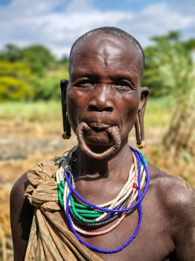 Kibish, Etiyopya - 12 Ağustos 2025: Etiyopya 'daki Kibish' de Suri kabilesinden bir kadının portresi