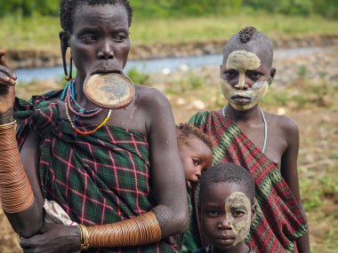 Kibish, Etiyopya - 12 Ağustos 2025: Etiyopya 'daki Kibish' de Suri kabilesinin boyalı insanlarının portresi