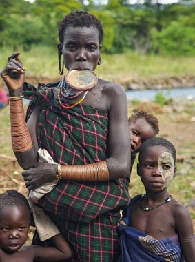 Kibish, Etiyopya - 12 Ağustos 2025: Etiyopya 'daki Kibish' de Suri kabilesinin boyalı insanlarının portresi