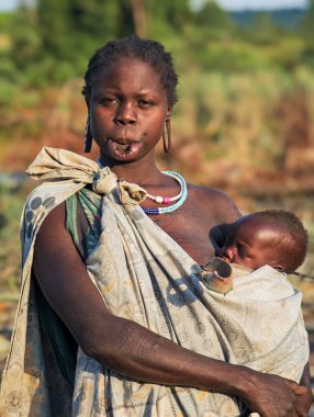 Kibish, Etiyopya - 12 Ağustos 2025: Etiyopya 'daki Kibish' de Suri kabilesinden bir kadının portresi