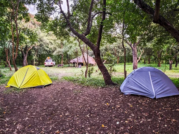 Kibish, Etiyopya - 12 Ağustos 2025: Etiyopya 'nın Kibish kentindeki Suri kabilesinde turist