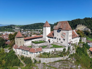 Burgdorf, İsviçre - 19 Eylül 2025: İsviçre 'deki Burgdorf kalesinde insansız hava aracı görüntüsü