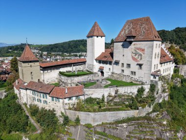 Burgdorf, İsviçre - 19 Eylül 2025: İsviçre 'deki Burgdorf kalesinde insansız hava aracı görüntüsü