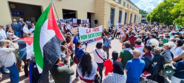 Bellinzona, Switzeland - 24 Mai 2025: İsviçre Bellinzona 'da Filistin yanlısı bir gösterinin insanları