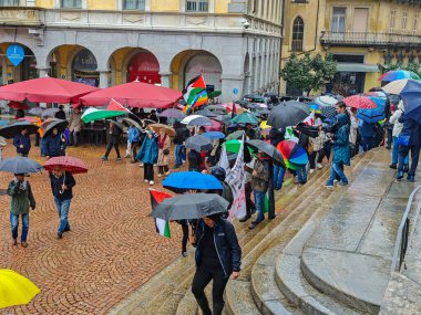 Bellinzona, Switzeland - 27 Eylül 2025: İsviçre Bellinzona 'da Filistin yanlısı bir gösterinin insanları
