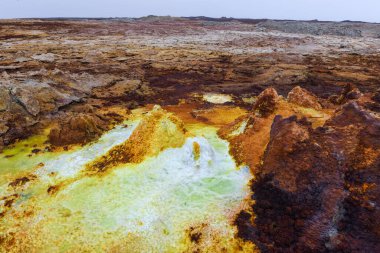 Etiyopya 'daki Danakil Depresyonunda Dallol bölgesinde asit göletleri