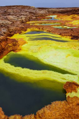 Etiyopya 'daki Danakil Depresyonunda Dallol bölgesinde asit göletleri