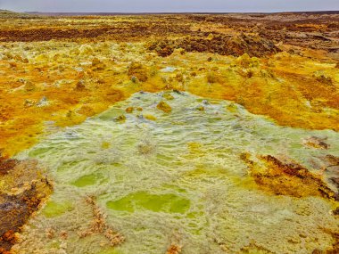 Etiyopya 'daki Danakil Depresyonunda Dallol bölgesinde asit göletleri