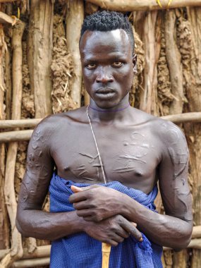 Kangaten, Etiyopya - 15 Ağustos 2025: Etiyopya 'daki Kangaten' de Mursi adam portresi