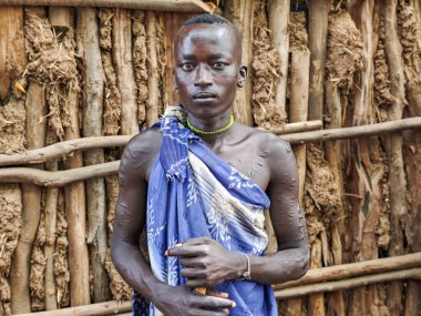 Kangaten, Etiyopya - 15 Ağustos 2025: Etiyopya 'daki Kangaten' de Mursi adam portresi