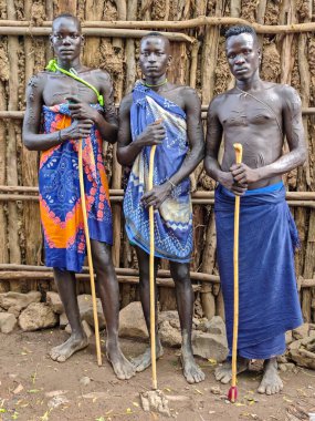 Kangaten, Etiyopya - 15 Ağustos 2025: Etiyopya 'daki Kangaten' de Mursi erkeklerin portresi