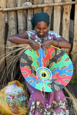 Sai, Etiyopya - 11 Ağustos 2025: Etiyopya 'da Sai' de bir sanat eseri ören kadın