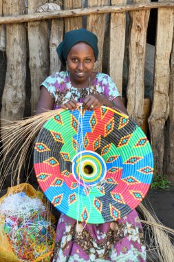 Sai, Etiyopya - 11 Ağustos 2025: Etiyopya 'da Sai' de bir sanat eseri ören kadın