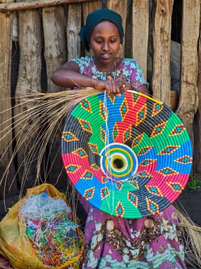 Sai, Etiyopya - 11 Ağustos 2025: Etiyopya 'da Sai' de bir sanat eseri ören kadın