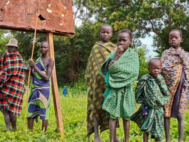 Kibish, Etiyopya - 12 Ağustos 2025: Etiyopya 'nın Kibish kentindeki insanlar