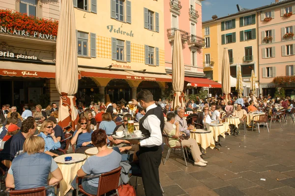 Les gens mangent et boivent dans les restaurants — Photo