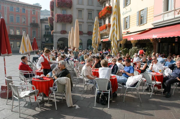 Menschen essen und trinken in Restaurants — Stockfoto