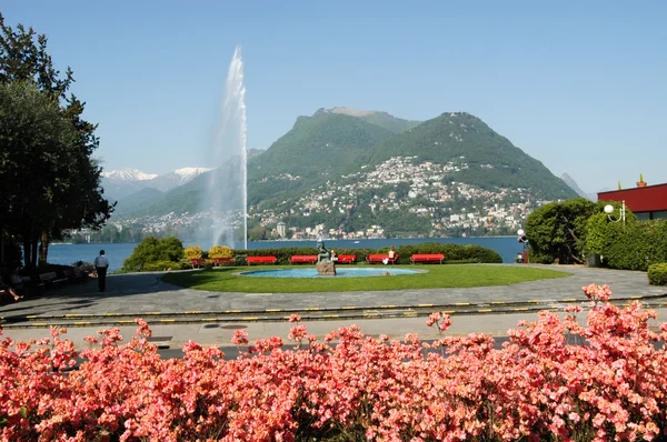 Der Wasserstrahl in der Bucht von Lugano — Stockfoto
