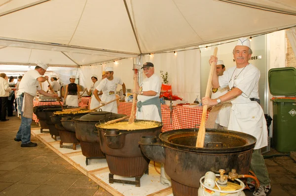 Cuochi che mescolano la polenta in cucina — Foto Stock