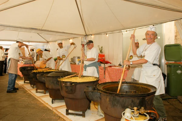 Cuochi che mescolano la polenta in cucina — Foto Stock