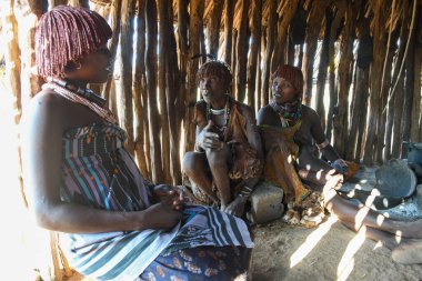 Turmi, Etiyopya - 13 Ağustos 2025: Etiyopya yakınlarındaki Hamer kabilesinde bir barakanın içi