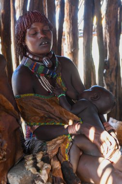 Turmi, Etiyopya - 13 Ağustos 2025: Etiyopya yakınlarındaki Hamer kabilesinde bir barakanın içi