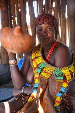 Turmi, Etiyopya - 13 Ağustos 2025: Etiyopya yakınlarındaki Hamer kabilesinde bir barakanın içi