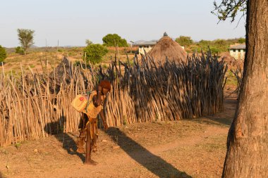 Turmi, Etiyopya - 13 Ağustos 2025: Etiyopya yakınlarındaki Hamer kabilesi köyü