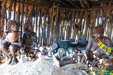 Turmi, Etiyopya - 13 Ağustos 2025: Etiyopya yakınlarındaki Hamer kabilesinde bir barakanın içi