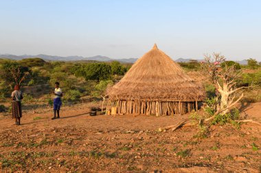Turmi, Etiyopya - 13 Ağustos 2025: Etiyopya yakınlarındaki Hamer kabilesi köyü