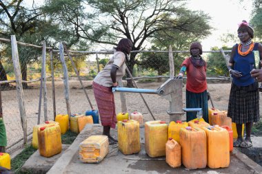 Turmi, Etiyopya - 13 Ağustos 2025: Etiyopya yakınlarındaki Hamer kabilesinin su kuyusu