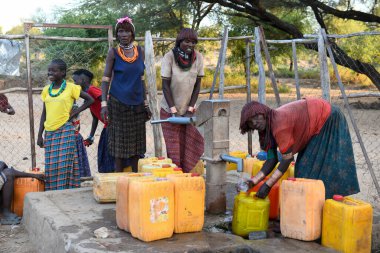 Turmi, Etiyopya - 13 Ağustos 2025: Etiyopya yakınlarındaki Hamer kabilesinin su kuyusu