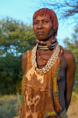 Turmi, Etiyopya - 13 Ağustos 2025: Etiyopya yakınlarındaki Hamer kabilesindeki kadının portresi
