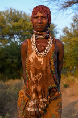 Turmi, Etiyopya - 13 Ağustos 2025: Etiyopya yakınlarındaki Hamer kabilesindeki kadının portresi