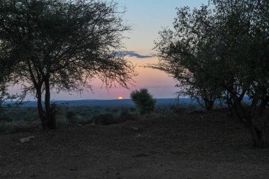 Etiyopya 'daki Turmi yakınlarındaki Hamer kabilesinde günbatımı