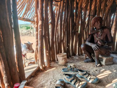 Turmi, Etiyopya - 13 Ağustos 2025: Etiyopya yakınlarındaki Hamer kabilesinde bir barakanın içi