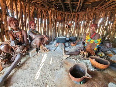 Turmi, Etiyopya - 13 Ağustos 2025: Etiyopya yakınlarındaki Hamer kabilesinde bir barakanın içi