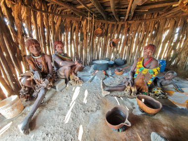 Turmi, Etiyopya - 13 Ağustos 2025: Etiyopya yakınlarındaki Hamer kabilesinde bir barakanın içi