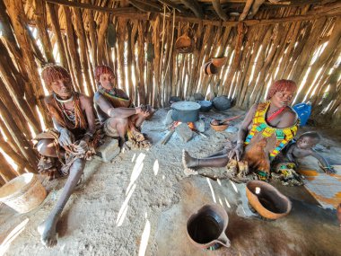 Turmi, Etiyopya - 13 Ağustos 2025: Etiyopya yakınlarındaki Hamer kabilesinde bir barakanın içi