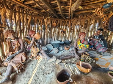 Turmi, Etiyopya - 13 Ağustos 2025: Etiyopya yakınlarındaki Hamer kabilesinde bir barakanın içi