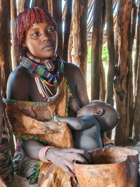 Turmi, Etiyopya - 13 Ağustos 2025: Etiyopya yakınlarındaki Hamer kabilesinde bir barakanın içi