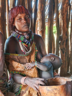 Turmi, Etiyopya - 13 Ağustos 2025: Etiyopya yakınlarındaki Hamer kabilesinde bir barakanın içi