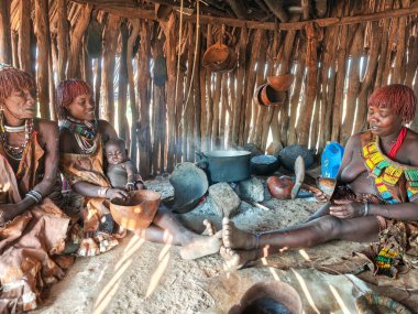 Turmi, Etiyopya - 13 Ağustos 2025: Etiyopya yakınlarındaki Hamer kabilesinde bir barakanın içi