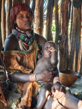 Turmi, Etiyopya - 13 Ağustos 2025: Etiyopya yakınlarındaki Hamer kabilesinde bir barakanın içi