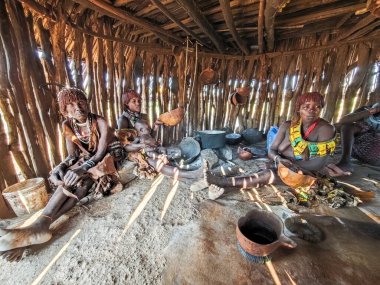 Turmi, Etiyopya - 13 Ağustos 2025: Etiyopya yakınlarındaki Hamer kabilesinde bir barakanın içi