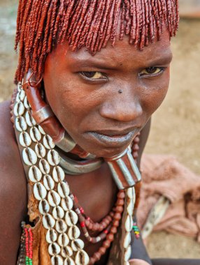 Turmi, Etiyopya - 13 Ağustos 2025: Etiyopya yakınlarındaki Hamer kabilesindeki kadının portresi