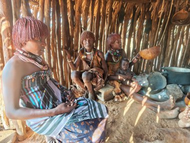 Turmi, Etiyopya - 13 Ağustos 2025: Etiyopya yakınlarındaki Hamer kabilesinde bir barakanın içi