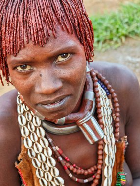 Turmi, Etiyopya - 13 Ağustos 2025: Etiyopya yakınlarındaki Hamer kabilesindeki kadının portresi