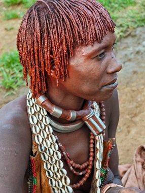 Turmi, Etiyopya - 13 Ağustos 2025: Etiyopya yakınlarındaki Hamer kabilesindeki kadının portresi